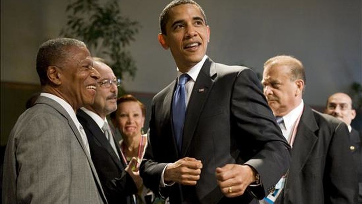 El presidente de Estados Unidos, Barack Obama (c), durante la primera sesión plenaria de la Cumbre de las Américas que se celebra en el Hyatt Regency Hotel de Puerto España, Trinidad y Tobago. EFE