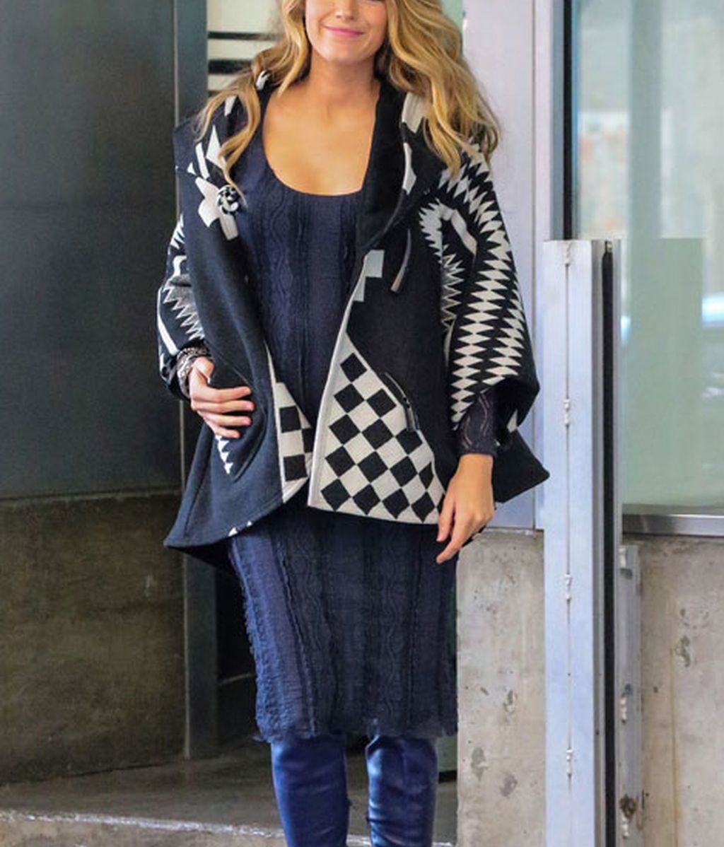 De gala, con abrigo étnico, con su chico, de blanco...