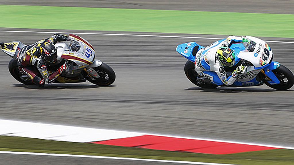 Redding pegado a Espargaró en la última vuelta