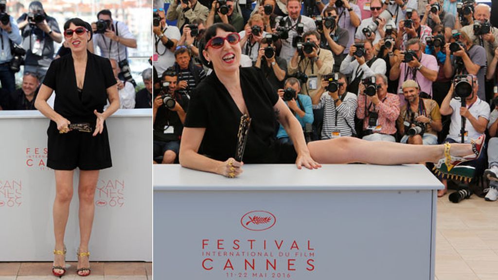 Emma, Adriana, Rossy, Michelle e Inma, junto al director en la alfombra