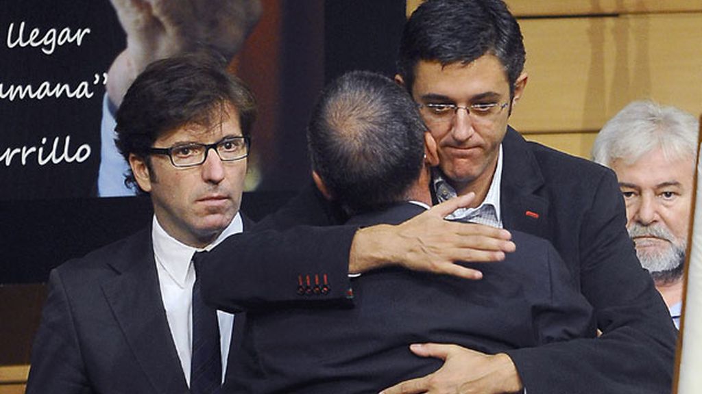 Políticos, cantantes y actores en el adiós a Carrillo