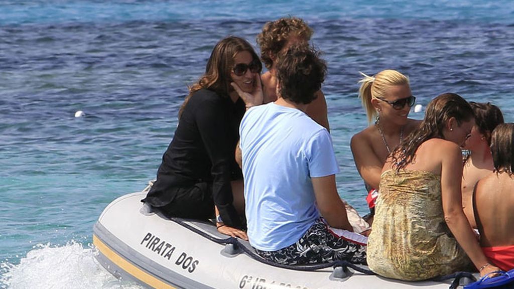 Dani Martin, de vacaciones en Formentera con su novia y unos amigos