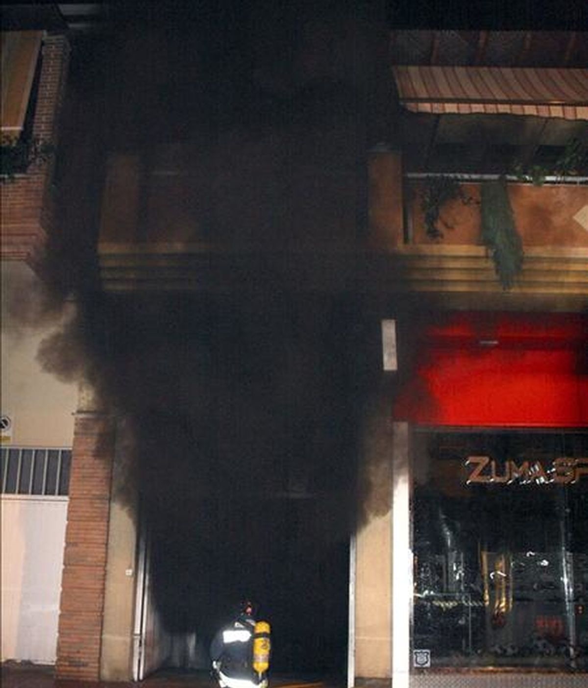 Un bombero intenta apagar un incendio en un edificio de la localidad granadina de Almuñécar el pasado septiembre. EFE/Archivo
