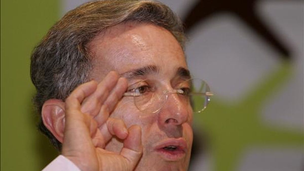 Uribe explicó que si las FARC continúan con sus acciones violentas, nadie en el mundo dialogará con ellos si persisten en la violencia. EFE/Archivo