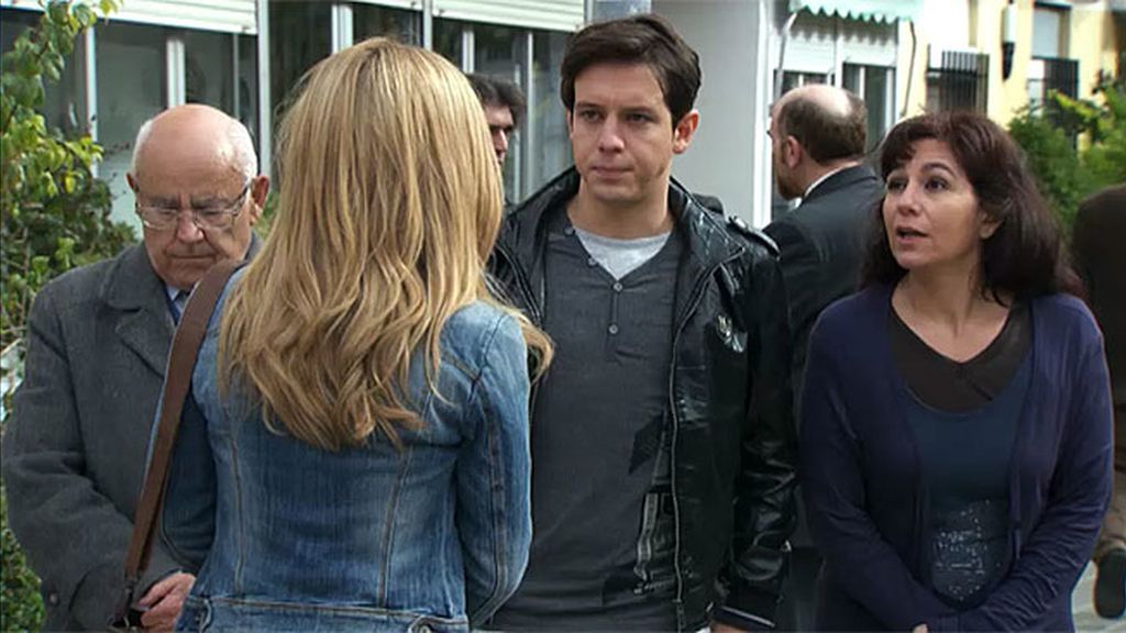 Carlota buscaba a su padre y encontró a su hermano