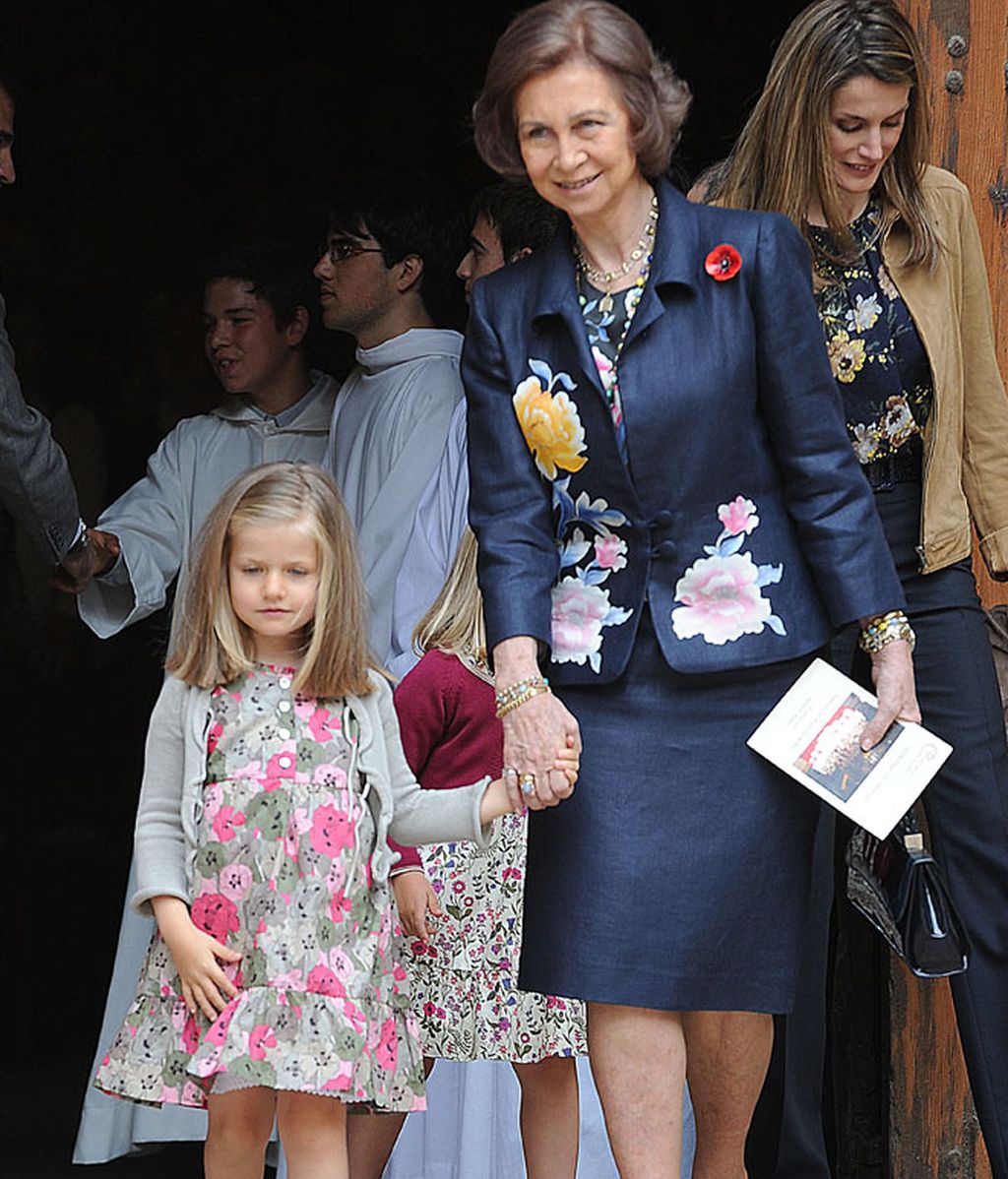 El Príncipe Felipe acude a la misa de Pascua con las mujeres de la casa