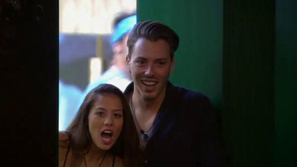 Tras conocerse su secreto, la pareja disfruta de su noche de bodas