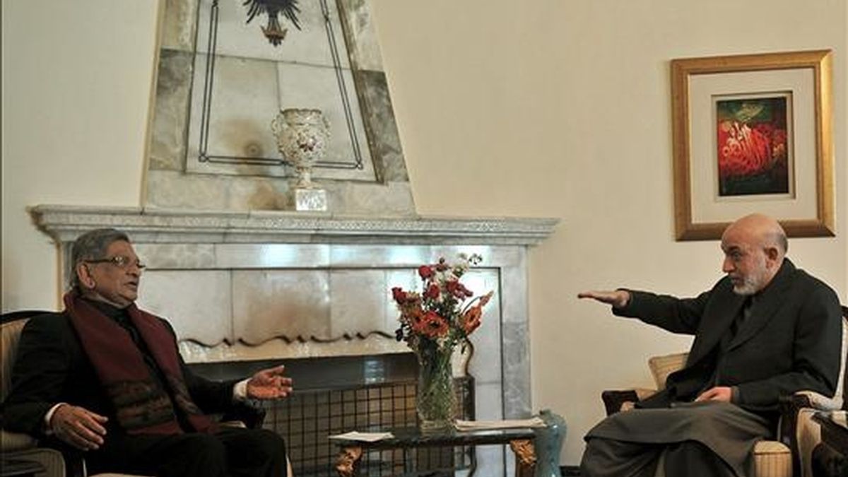 El ministro indio del Exterior, S. M. Krishna (i), conversa con el presidente afgano, Hamid Karzai, durante su reunión en Kabul (Afganistán). EFE