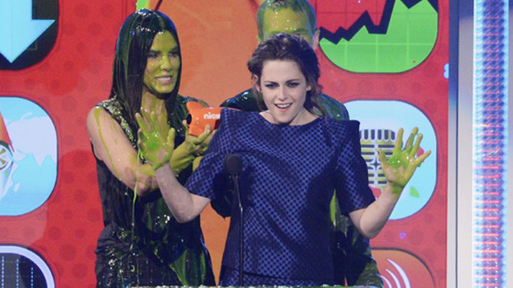 Kristen Steward, empapada al recibir el premio a Mejor actriz de cine