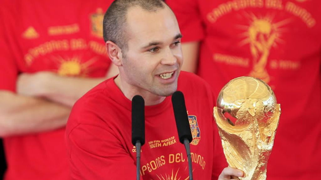 Iniesta levanta la copa del Mundo