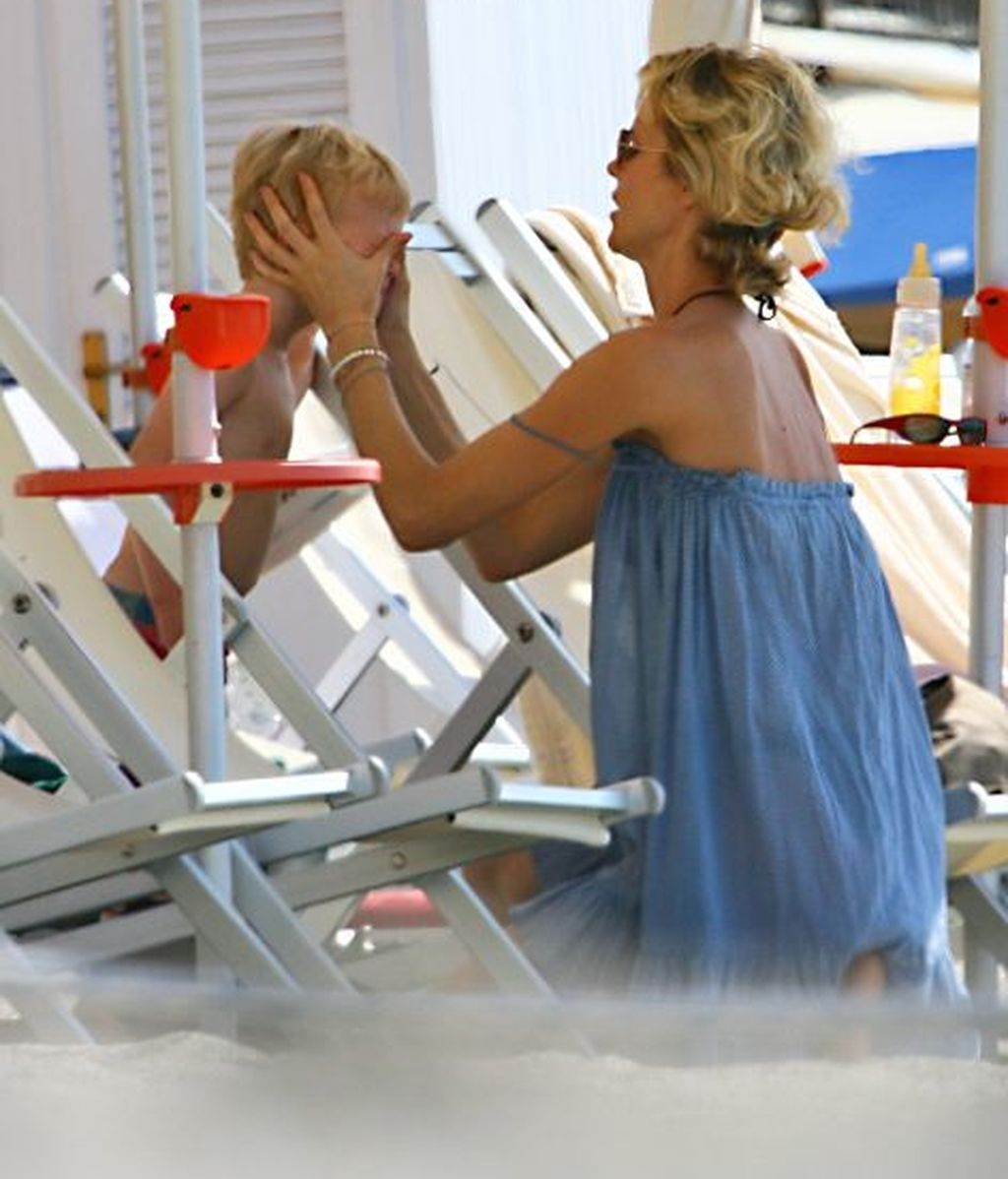 Eva Herzigova y su hijo