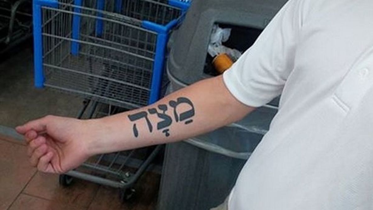 ¿Qué le lleva a este hombre a tatuarse la palabra galleta en su brazo?