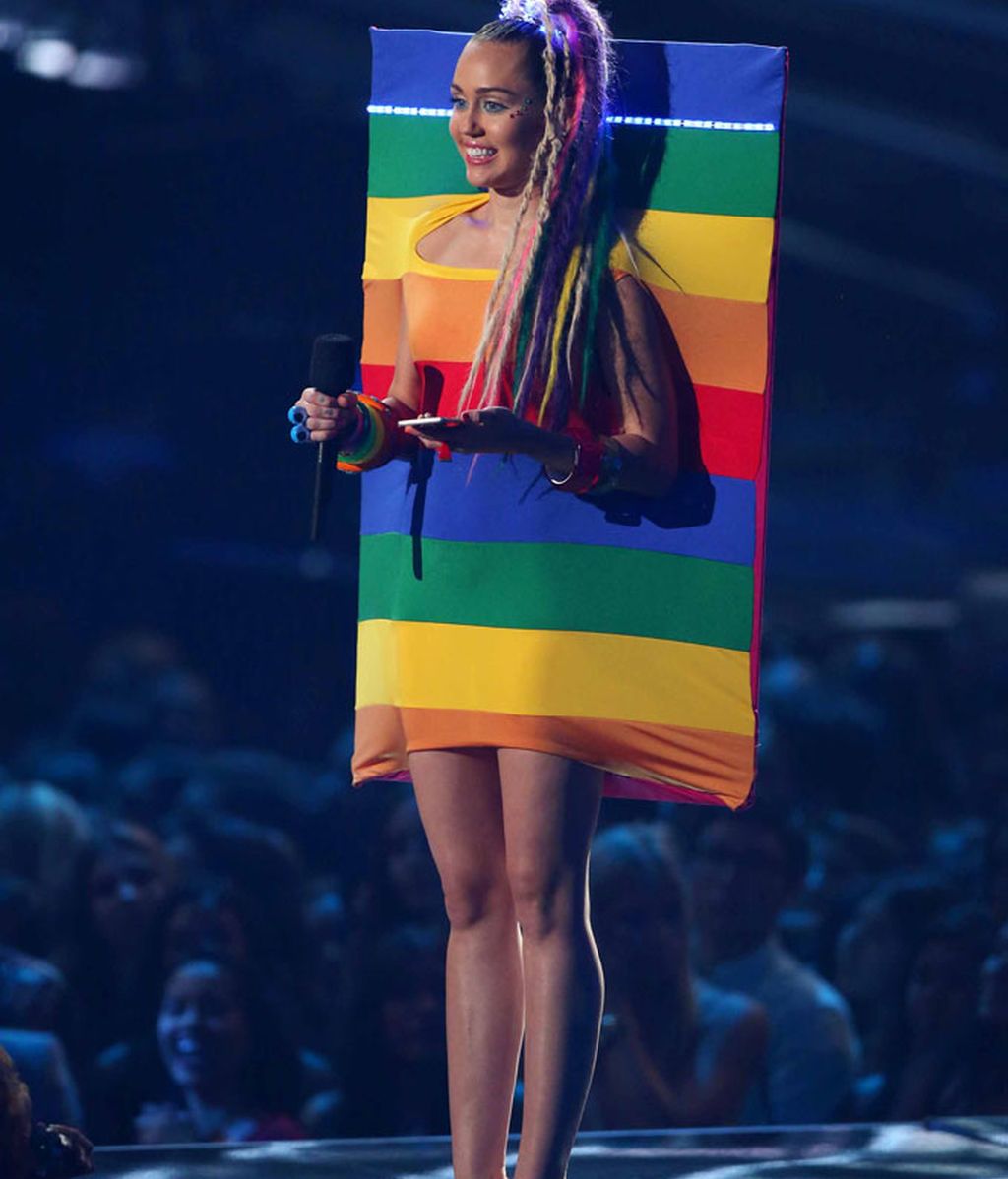Provocación, irreverencia y poca tela: Miley la vuelve a liar con sus looks en los MTV