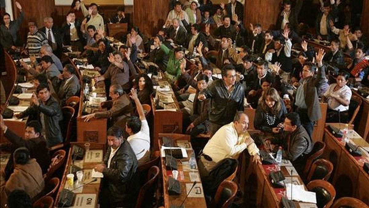 Opositores y oficialistas discuten mientras se realiza la comprobación individual de la votación para aprobar una ley electoral en el Congreso boliviano. EFE