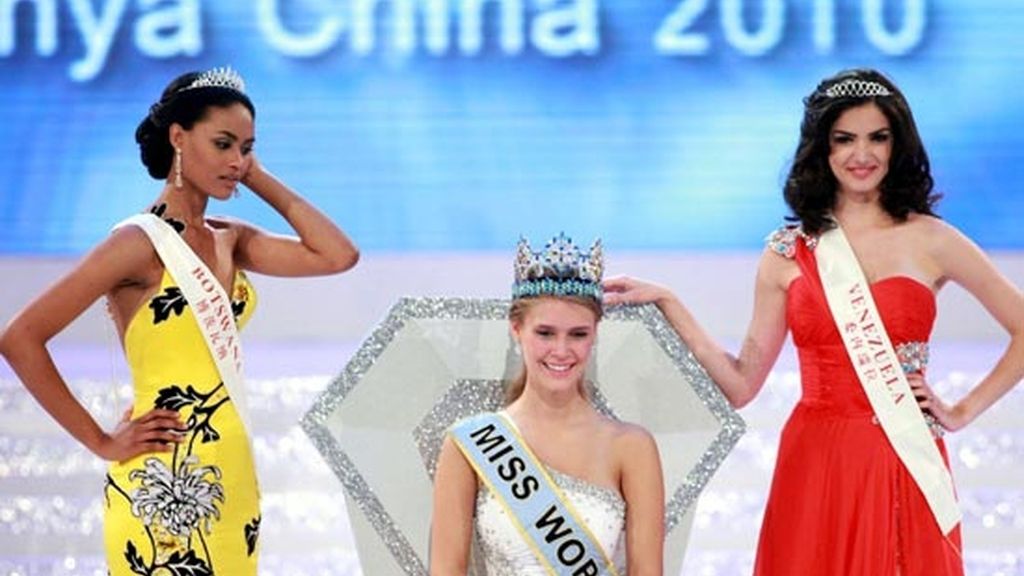 MISS ESTADOS UNIDOS EMOCIONADA POR SU VICTORIA JUNTO CON LAS DOS DAMAS DE HONOR, MISS BOSTWANA Y MISS VENEZUELA