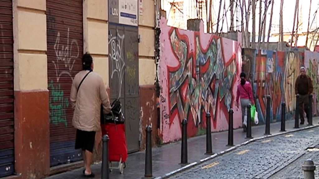 Una señora pasea por las calles de El Carmen