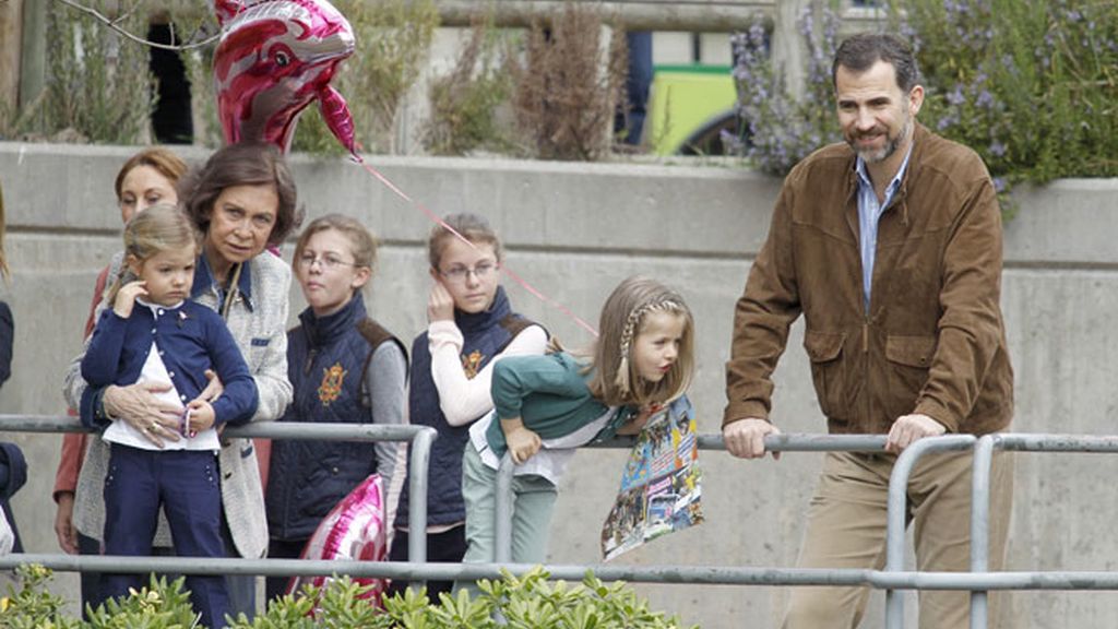 La reina, los príncipes de Asturias y las infantas, en el zoo