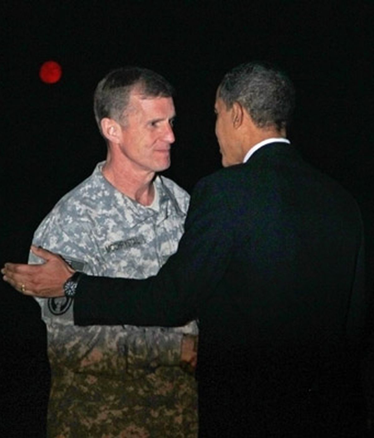 McChrystal abandona la Casa Blanca tras reunirse media hora con Obama