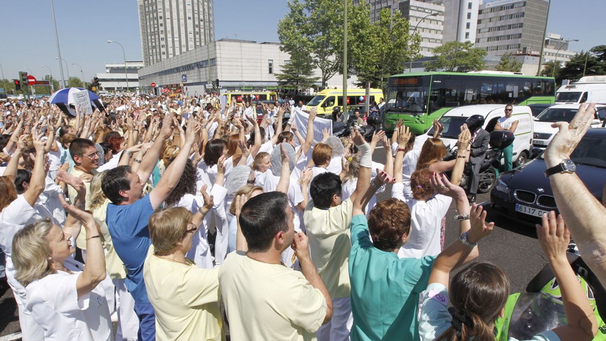Funcionarios madrileños de la sanidad cortan el Paseo de la Castellana en protesta por los recortes del Gobierno