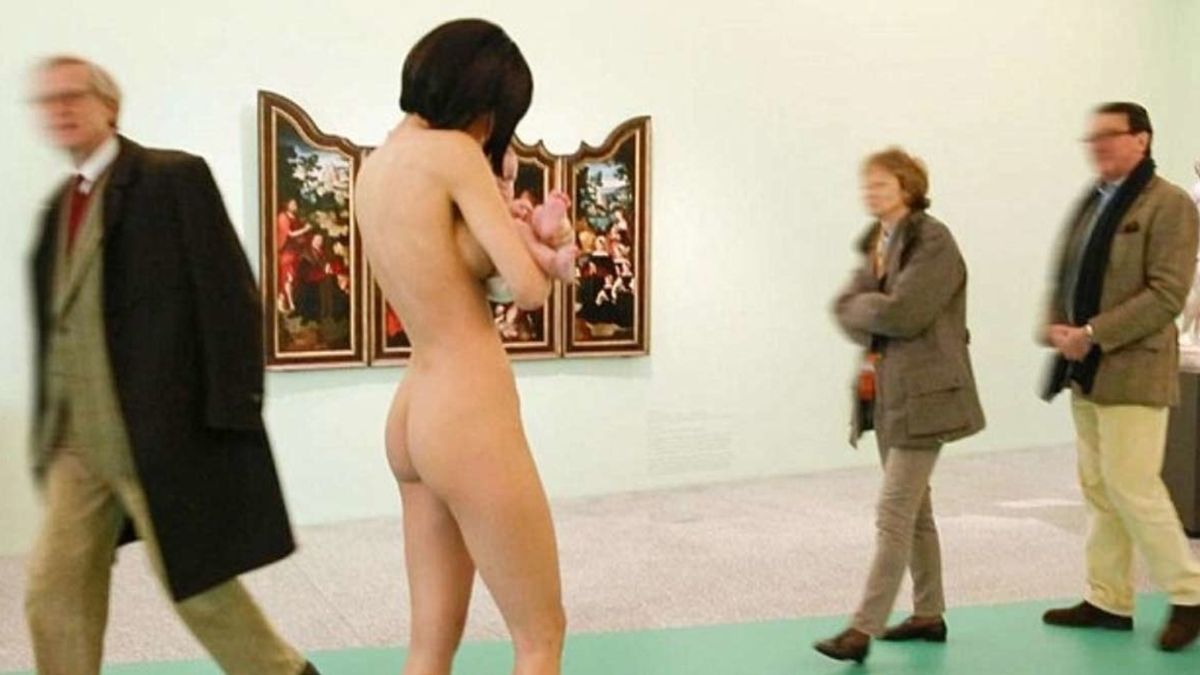 La artista Milo Moire pasea desnuda por un museo en Alemania