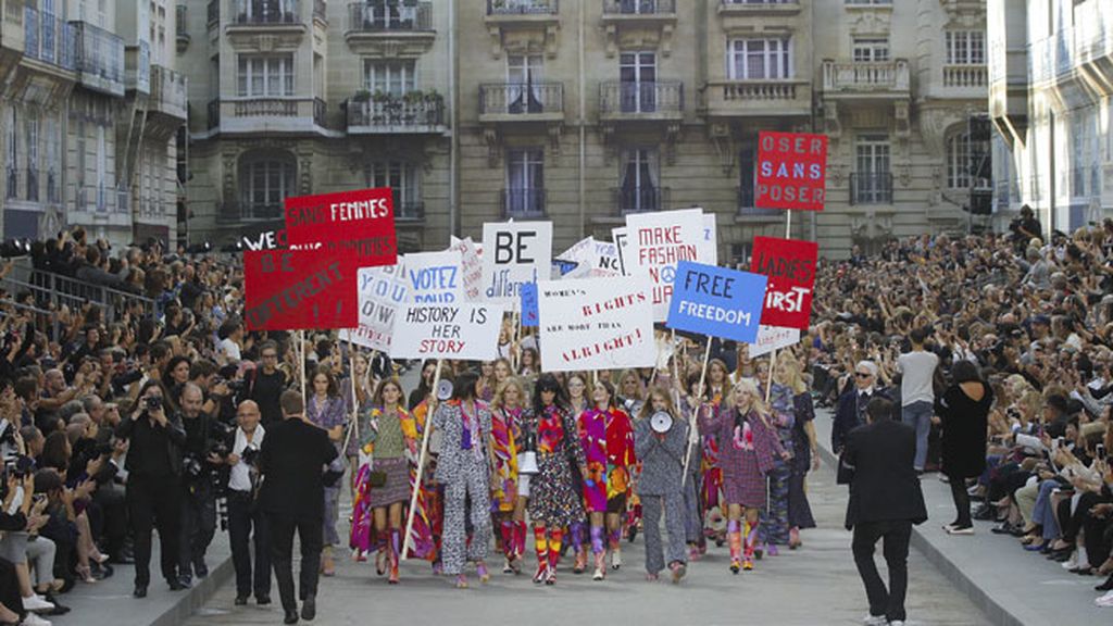 Pancartas, megáfonos... Chanel apuesta por el 'girl power' en la París Fashion Week