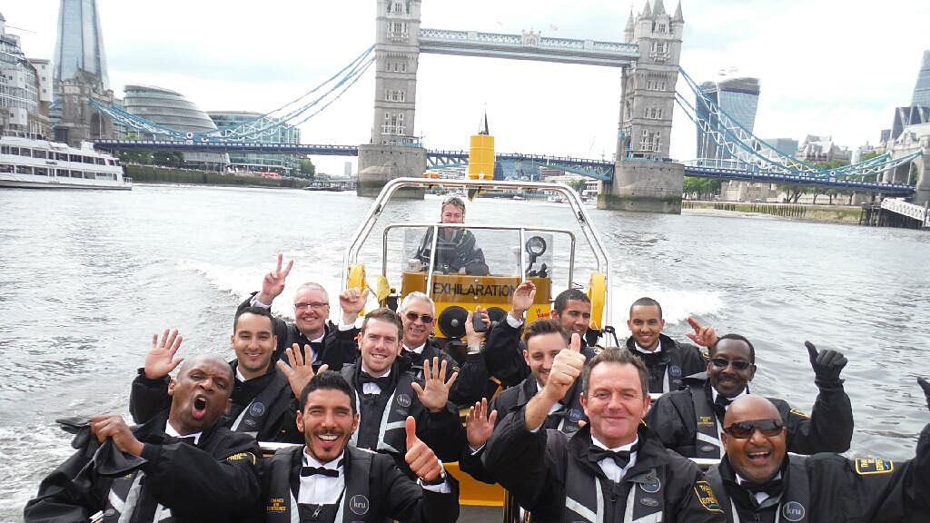 Walcott de esmoquin en el Tamesis