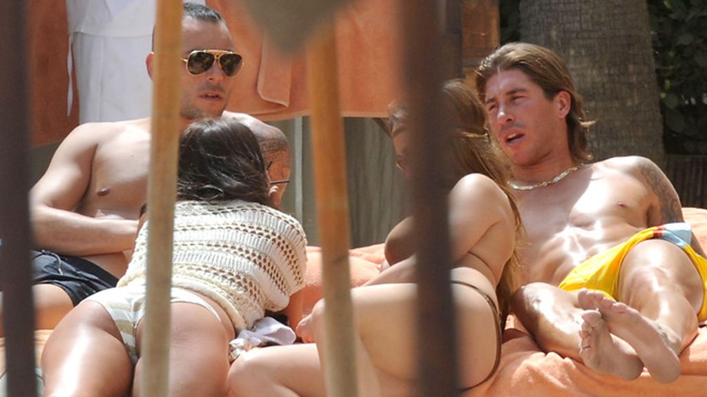 Sergio Ramos desafía al termómetro con amigas en Marbella