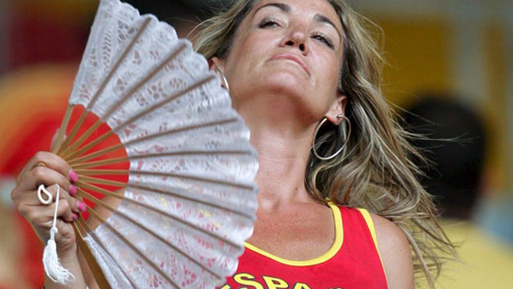 Aficionada española antes de empezar el España-Italia