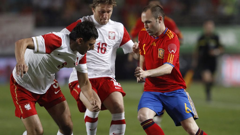 Andrés Iniesta, ante dos rivales