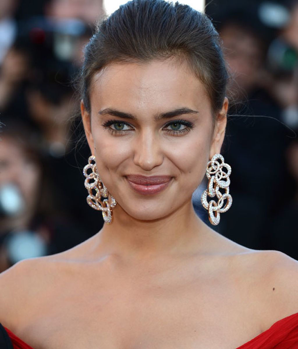 Irina, enseñando cacha, acompaña a Brad Pitt en la premier de su pelicula