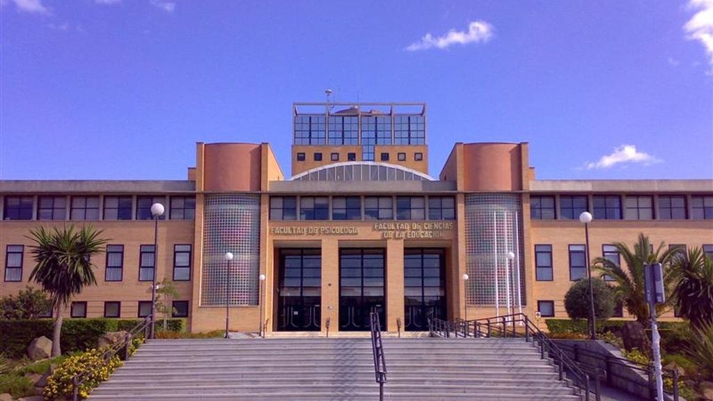 El profesor chantajeó a la estudiante para que tuviera sexo con él y a cambio la aprobaría.