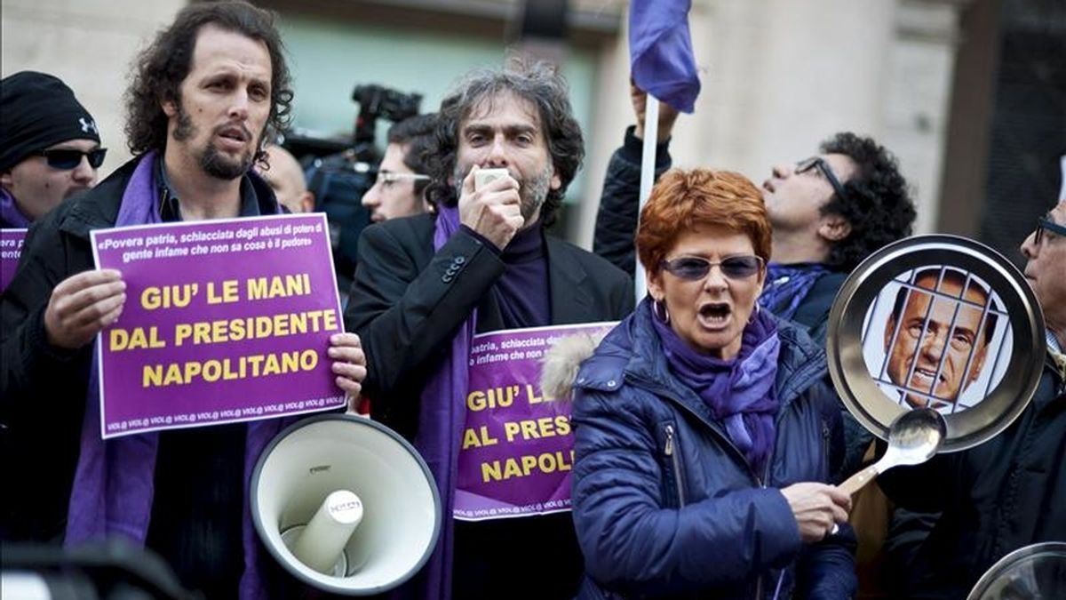 Cacerolada organizada por el movimiento social  Pueblo Violeta para pedir la dimisión del primer ministro de Italia, Silvio Berlusconi, hoy en Roma. EFE