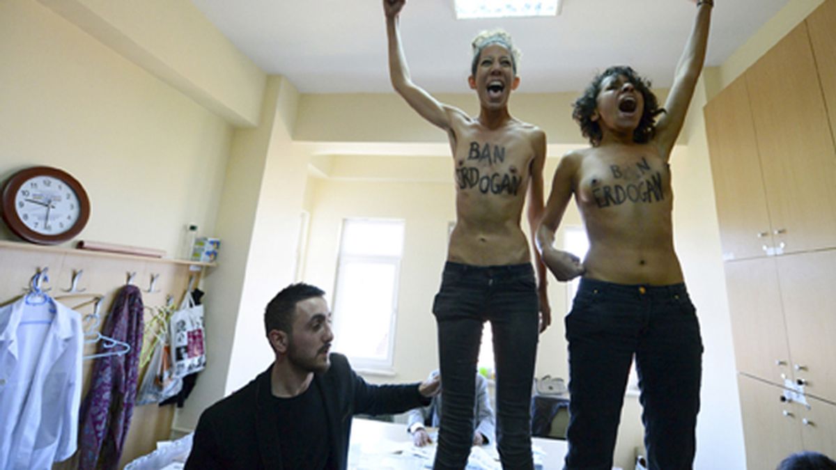 Activistas de FEMEN irrumpen en un colegio electoral de Estambul