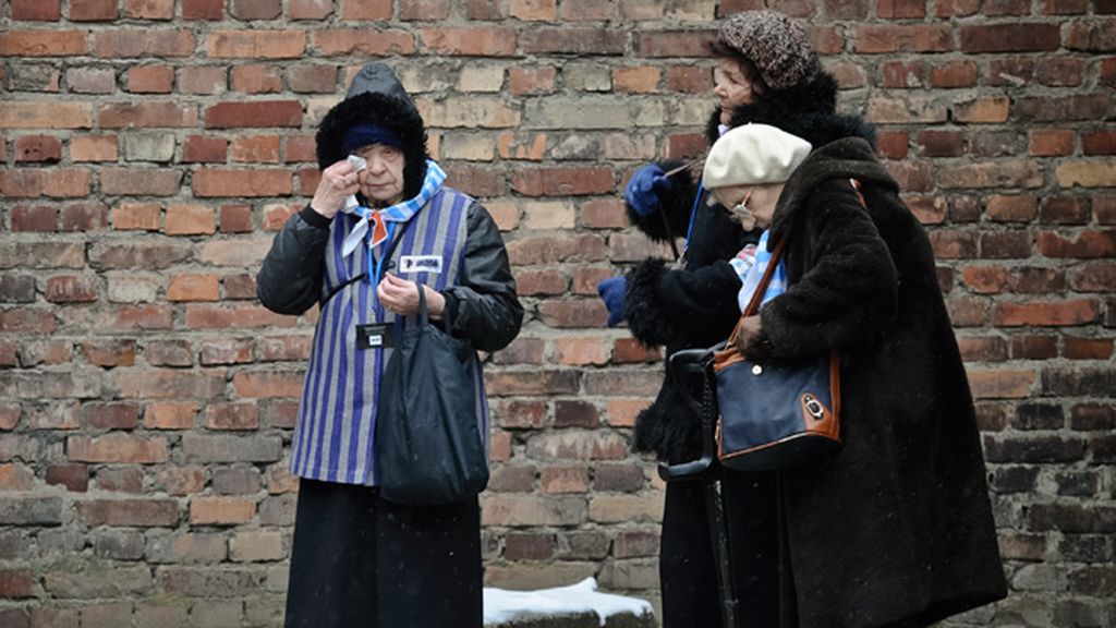 Varias supervivientes no pueden contener las lágrimas