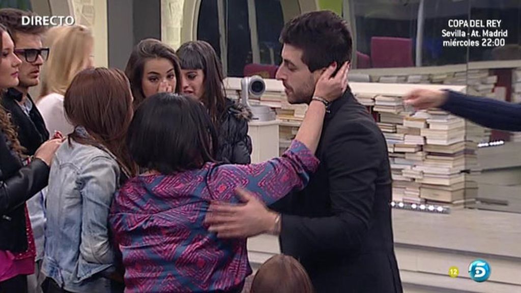 Un peluche y una foto de su hijo emocionan a Igor