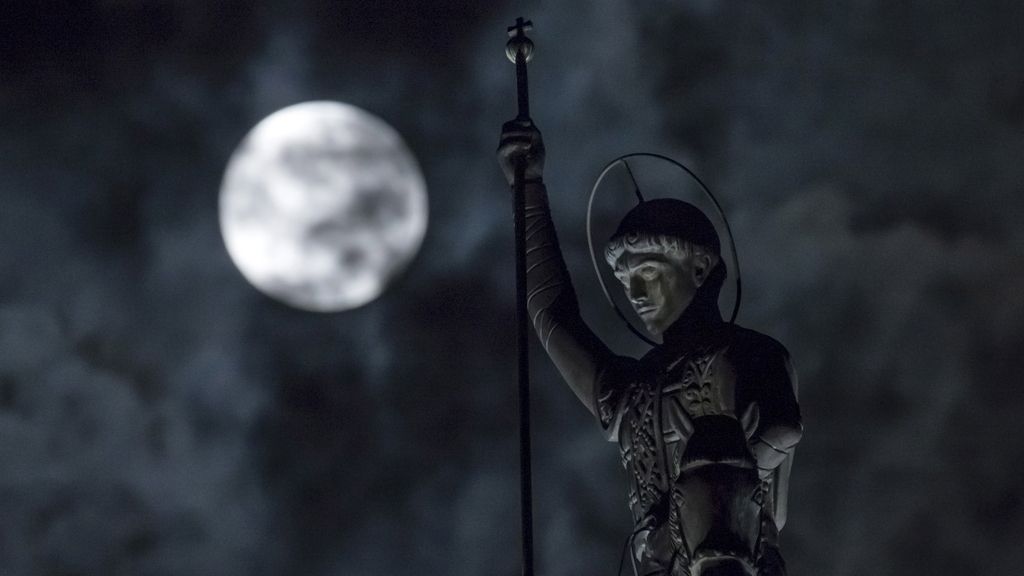 La ‘superluna’ tras un monumento en Ryazan, Russia