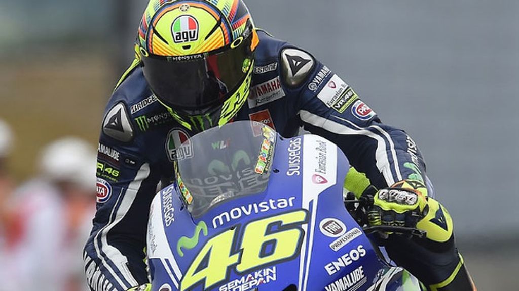 Valentino Rossi corre ante su gente en Mugello