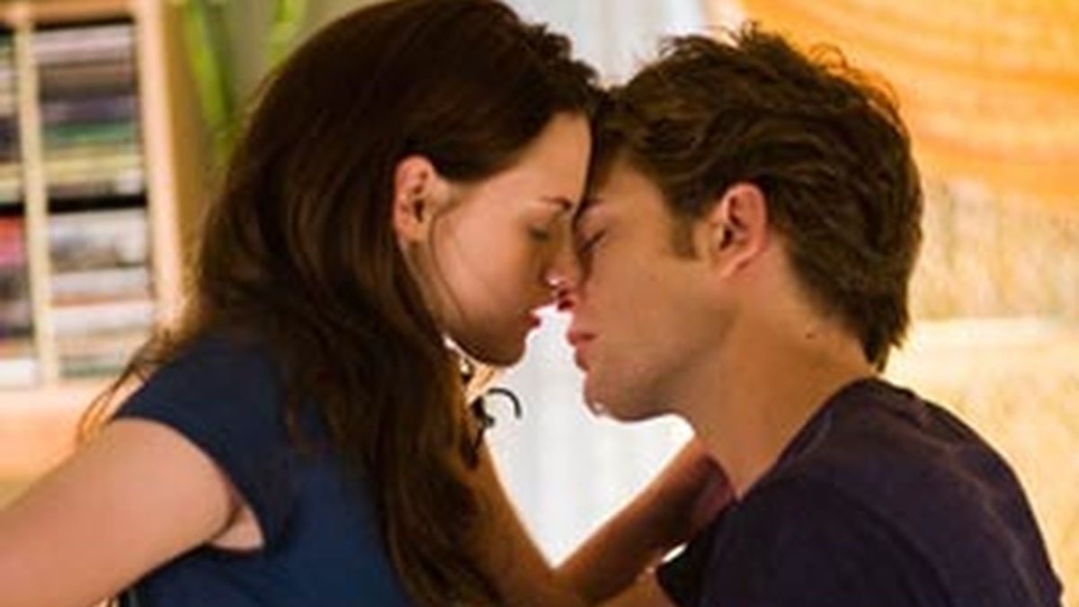 Bella y Edward se besa durante una escena de la primera película, Crepúsculo.