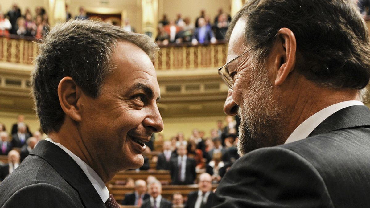 El expresidente Zapatero saluda al presidente del Gobierno, Mariano Rajoy, en el Congreso
