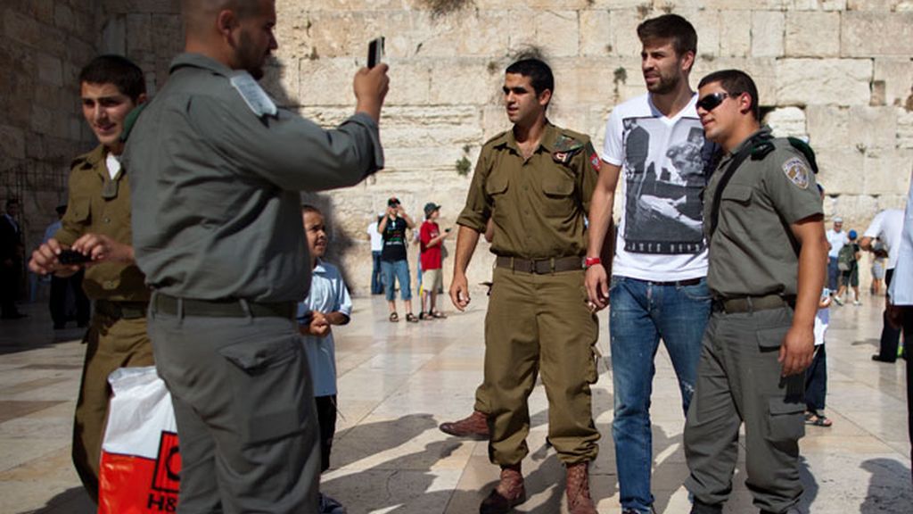 Shakira y Piqué pasan de vacaciones en la playa y visitan Jerusalén
