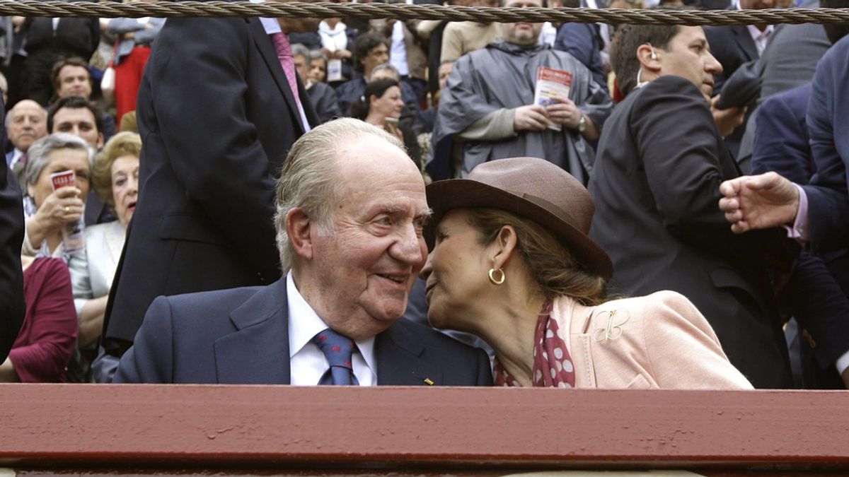 Juan Carlos de Borbón y la Infanta Elena viendo el regreso de JoséTomás