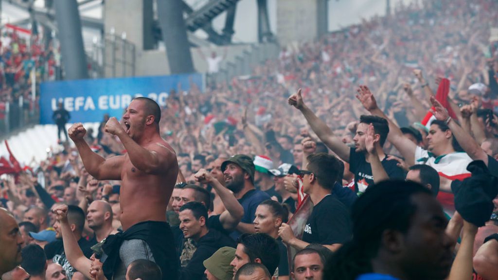 Porras extensibles y gases lacrimógenos para controlar a hooligans húngaros