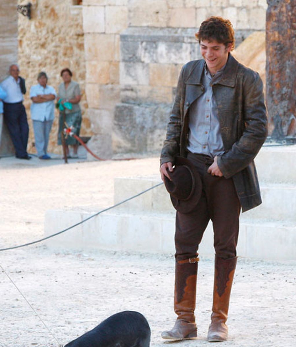 Álex García y Dafne Fernández, un día en el rodaje de Tierra de Lobos