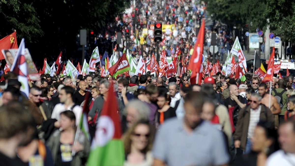 Miles de personas se manifiestan en París contra las medidas de austeridad en Europa