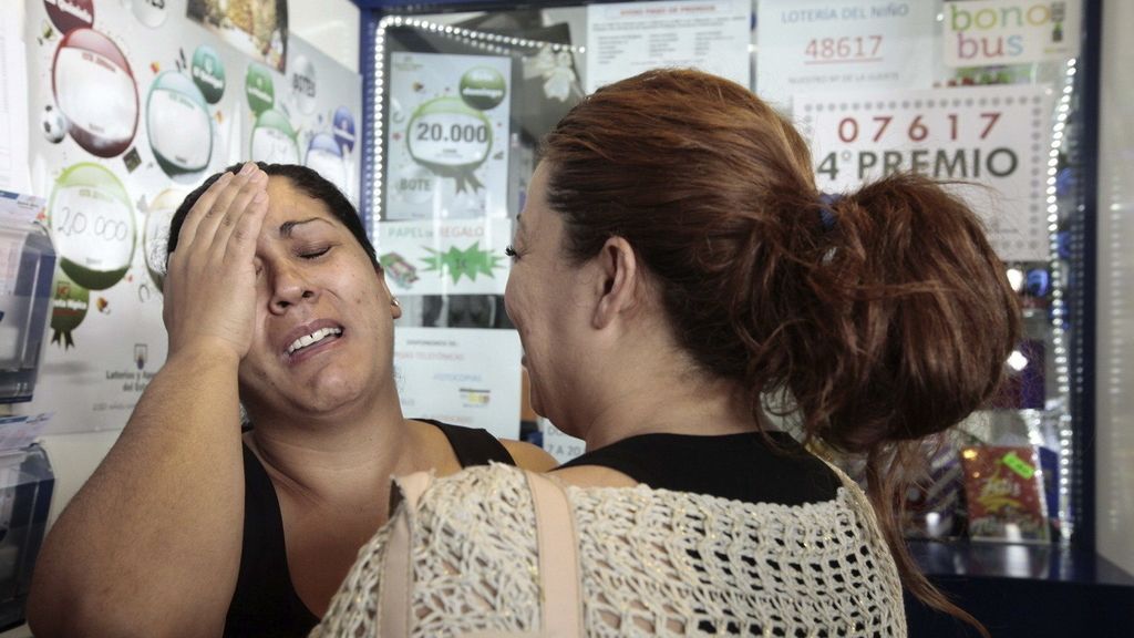 Una mujer celebra que le ha tocado un cuarto premio