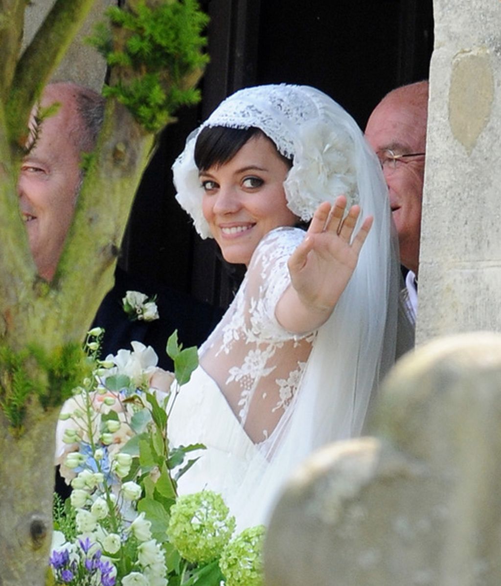 Lily Allen, boda con bombo en mitad del campo