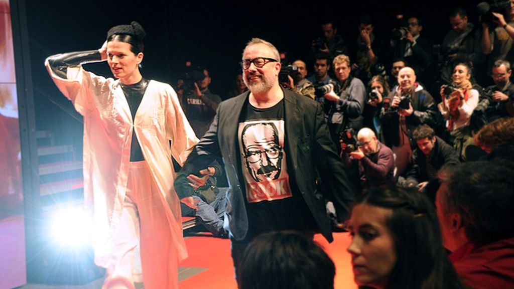 Cerramos el día con el debut como diseñadora de Bimba Bosé en el Matadero de Madrid, que contó con la colaboración de Álex de la Iglesia para el making off