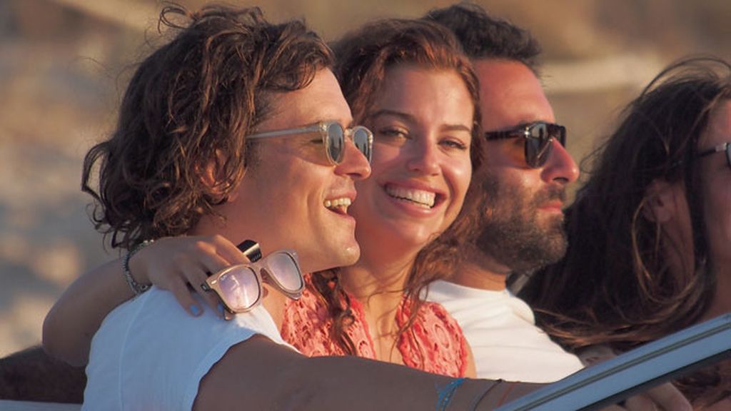 Orlando Bloom se lo pasa 'pipa' en Ibiza con amigos y Erica Parker... ¿su nuevo amor?