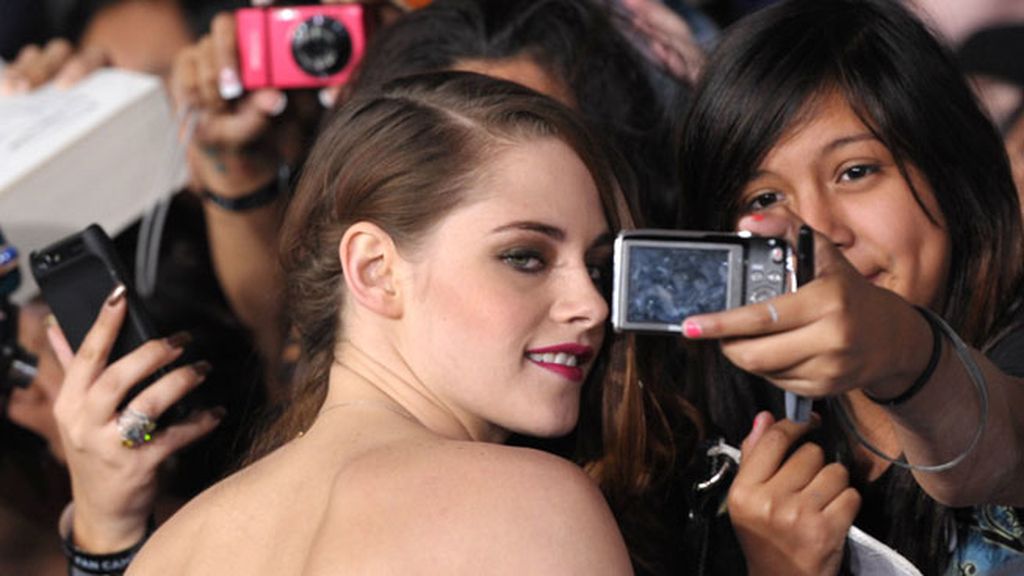 Kristen Stewart posa con sus fans