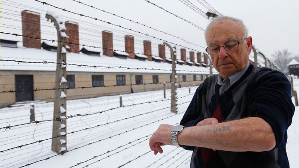 Jack Rosentha enseña su número de preso